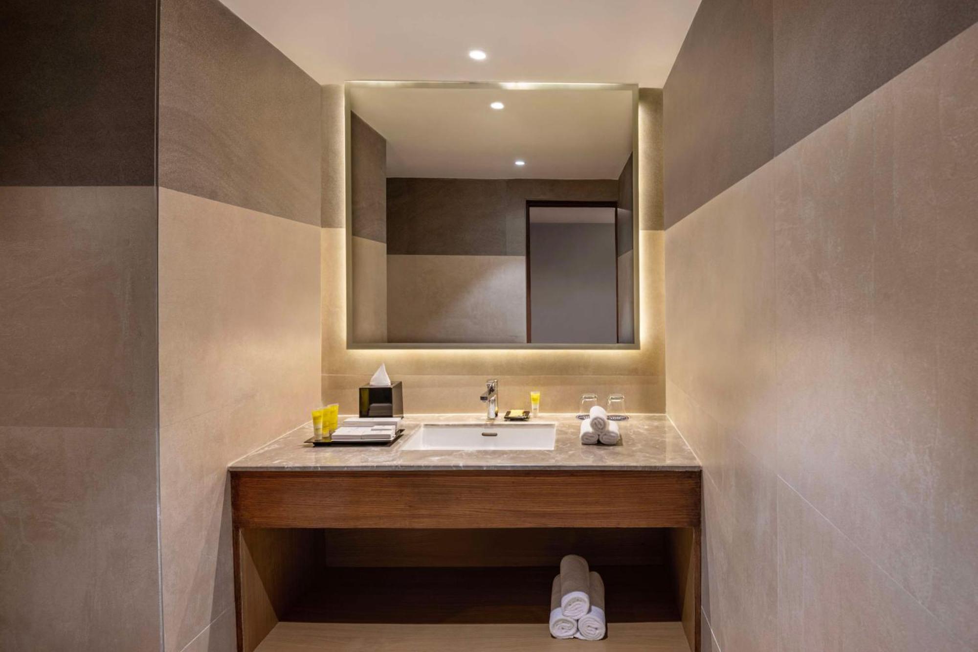 Suite con cama grande y balcón
