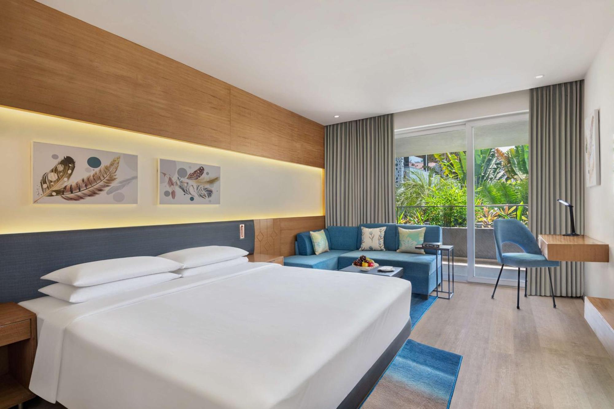 Habitación con cama extragrande y balcón