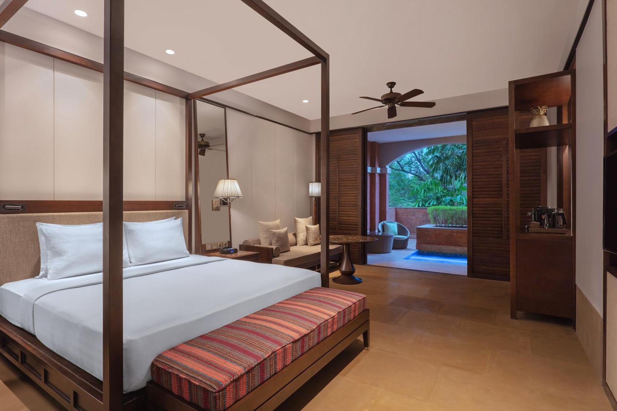 Luxury King Room Whirlpool Bath Lounge Laundry Happy Hours 4pm to 6pm,1699173666:JPEG
