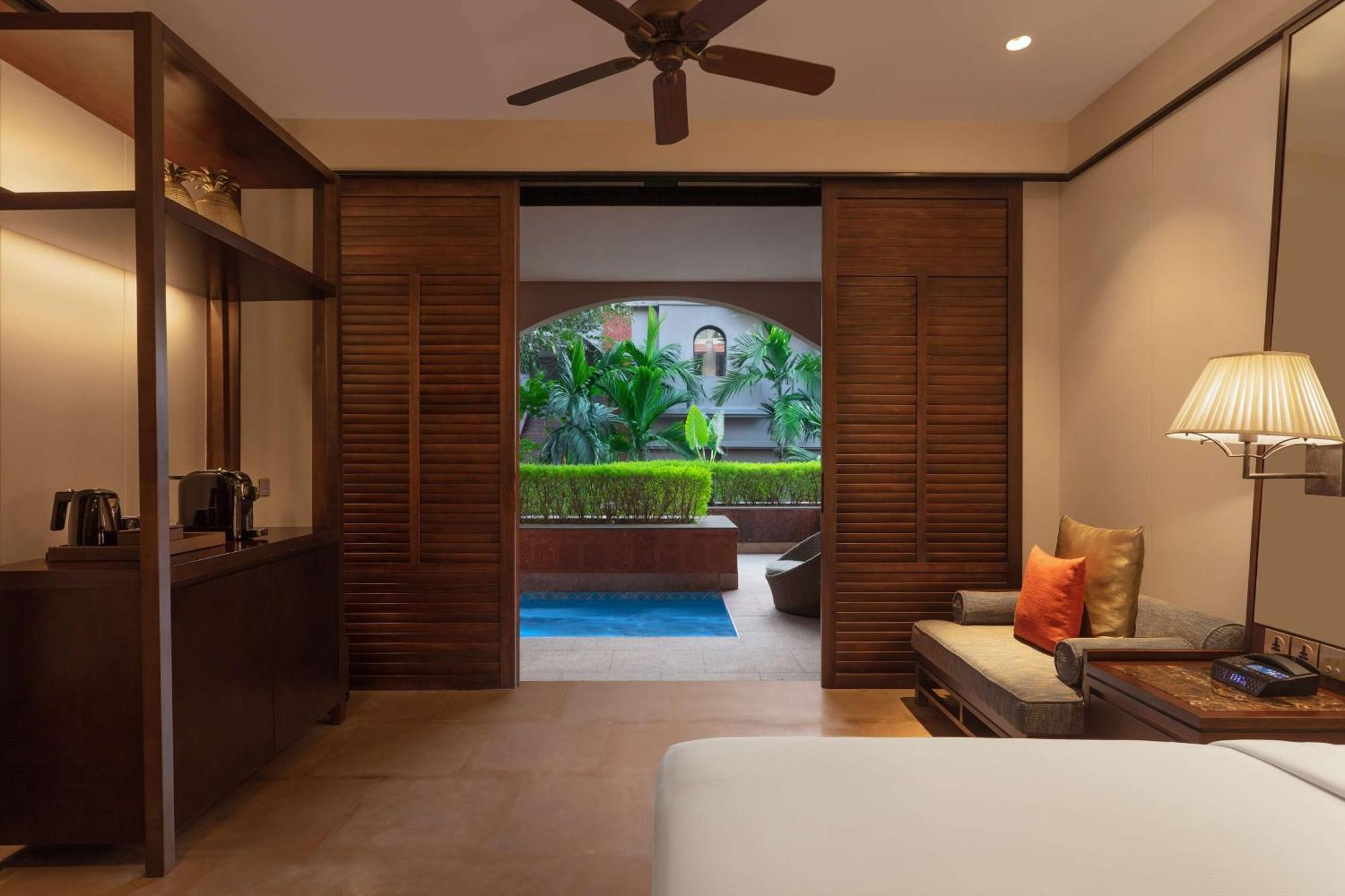 Luxury Queen Room Whirlpool Bath Lounge Laundry Happy Hours 4pm to 6pm,1552623250:JPEG