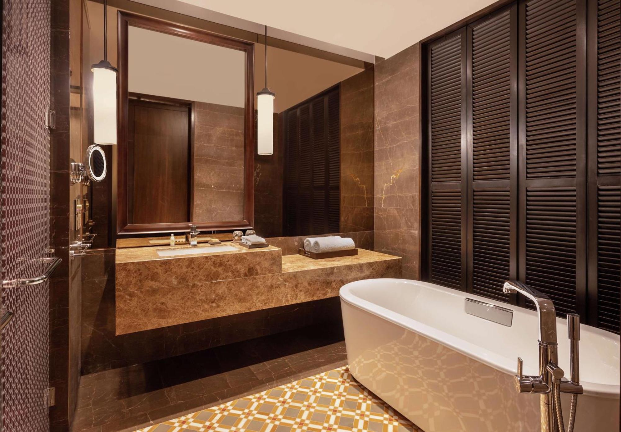 Superior King Room Balcony Tropical View Laundry Happy Hours 4pm to 6pm,1552623232:JPEG
